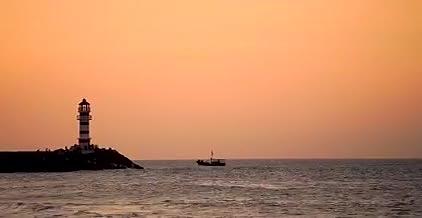 落日余晖小船灯塔视频的预览图